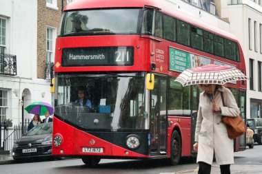 İngiltere 'nin Merkez Londra şehrinde otobüs servisi ve İngiliz trafiğinin düşük açılı görüntüsü. Görüntü: 2 Ağustos 2023 Bulutlu ve Yağmurlu Gün.