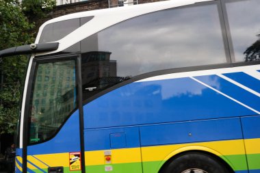 İngiltere 'nin Merkez Londra şehrinde otobüs servisi ve İngiliz trafiğinin düşük açılı görüntüsü. Görüntü: 2 Ağustos 2023 Bulutlu ve Yağmurlu Gün.