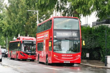 İngiltere 'nin Merkez Londra şehrinde otobüs servisi ve İngiliz trafiğinin düşük açılı görüntüsü. Görüntü: 2 Ağustos 2023 Bulutlu ve Yağmurlu Gün.