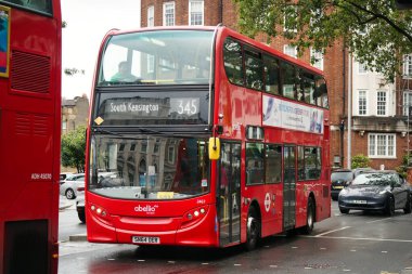 İngiltere 'nin Merkez Londra şehrinde otobüs servisi ve İngiliz trafiğinin düşük açılı görüntüsü. Görüntü: 2 Ağustos 2023 Bulutlu ve Yağmurlu Gün.
