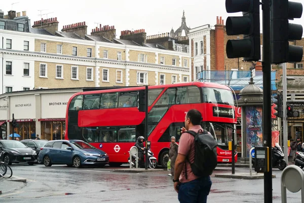 영국의 센트럴 시티에서 서비스와 교통의 2023년 흐리고 비오는 캡처된 이미지 — 스톡 사진