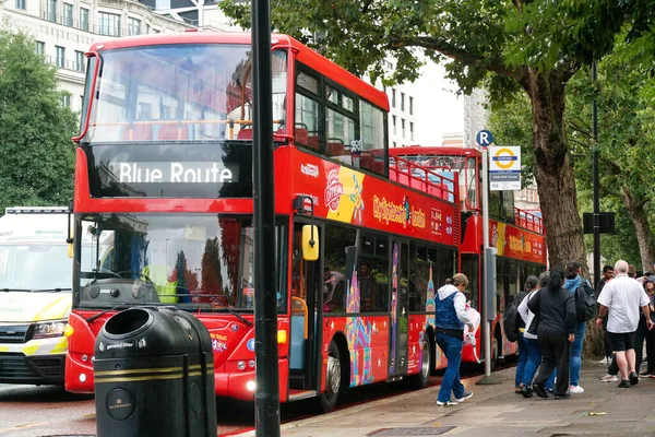 İngiltere 'nin Merkez Londra şehrinde otobüs servisi ve İngiliz trafiğinin düşük açılı görüntüsü. Görüntü: 2 Ağustos 2023 Bulutlu ve Yağmurlu Gün.