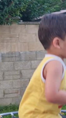 İngiltere 'nin Luton şehrindeki Home Garden' da keyif alan şirin Asyalı Pakistanlı Bebek 'in Yakın Çekimi. Görüntü 23 Temmuz 2023 'te çekildi.