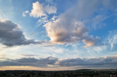 İngiltere 'nin Luton şehrinde dramatik bulutlar ve gökyüzü. Yüksek Açılı Drone 'un Kamera Görüntüsü 7 Ağustos 2023' te Çekildi