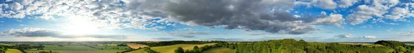 英国卢顿市上空的戏剧性云彩和天空 2023年8月7日拍摄的高角无人机摄像 — 图库照片