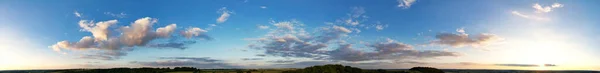 英国卢顿市上空的戏剧性云彩和天空 2023年8月7日拍摄的高角无人机摄像 — 图库照片