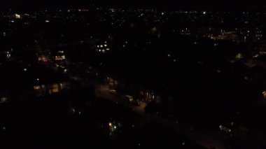 İngiltere 'nin Aydınlanmış Luton şehrinin hava görüntüsü. Yüksek Açılı Kamera 5 Ağustos 2023 'te Drone' un Kamerasıyla çekildi.