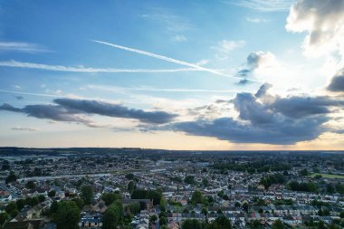 İngiltere 'nin Luton şehrinde dramatik bulutlar ve gökyüzü. Yüksek Açılı Drone 'un Kamera Görüntüsü 7 Ağustos 2023' te Çekildi