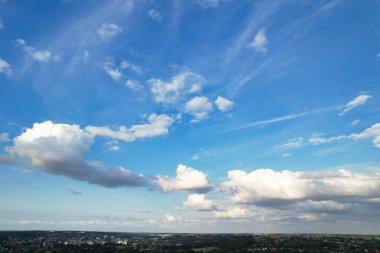 İngiltere 'nin Luton şehrinde dramatik bulutlar ve gökyüzü. Yüksek Açılı Drone 'un Kamera Görüntüsü 7 Ağustos 2023' te Çekildi