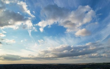 İngiltere 'nin Luton şehrinde dramatik bulutlar ve gökyüzü. Yüksek Açılı Drone 'un Kamera Görüntüsü 7 Ağustos 2023' te Çekildi