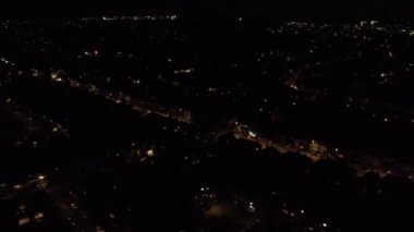 İngiltere 'nin Aydınlanmış Luton şehrinin hava görüntüsü. Yüksek Açılı Kamera 5 Ağustos 2023 'te Drone' un Kamerasıyla çekildi.