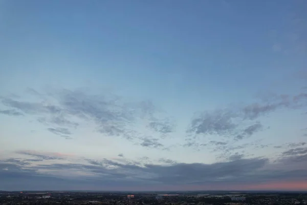 英国卢顿市上空美丽的日出时分 多彩的天空和多云的高角度视图 图片拍摄于2023年8月8日 — 图库照片