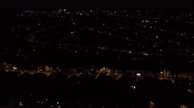 İngiltere 'nin Aydınlanmış Luton şehrinin hava görüntüsü. Yüksek Açılı Kamera 5 Ağustos 2023 'te Drone' un Kamerasıyla çekildi.