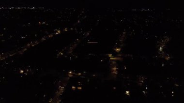 İngiltere 'nin Aydınlanmış Luton şehrinin hava görüntüsü. Yüksek Açılı Kamera 5 Ağustos 2023 'te Drone' un Kamerasıyla çekildi.