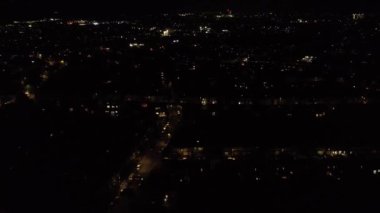 İngiltere 'nin Aydınlanmış Luton şehrinin hava görüntüsü. Yüksek Açılı Kamera 5 Ağustos 2023 'te Drone' un Kamerasıyla çekildi.
