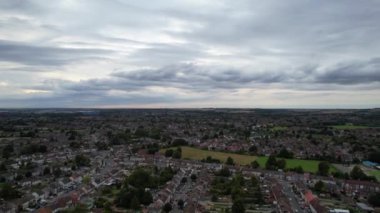 3 Ağustos 2023 'ün günbatımında Britanya Şehri' nin Yağmurlu Bulutlar Altında Hava Görüntüleri İngiltere 'nin Luton kentinde çekildi.