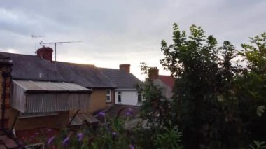 3 Ağustos 2023 'ün günbatımında Britanya Şehri' nin Yağmurlu Bulutlar Altında Hava Görüntüleri İngiltere 'nin Luton kentinde çekildi.