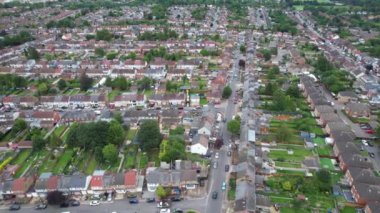 3 Ağustos 2023 'ün günbatımında Britanya Şehri' nin Yağmurlu Bulutlar Altında Hava Görüntüleri İngiltere 'nin Luton kentinde çekildi.