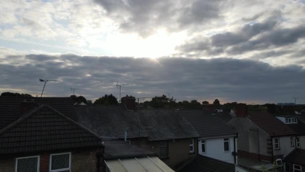 Filmagem Aérea Cidade Britânica Sob Nuvens Chuvosas Durante Pôr Sol — Vídeo de Stock