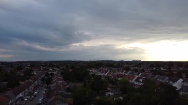 3 Ağustos 2023 'ün günbatımında Britanya Şehri' nin Yağmurlu Bulutlar Altında Hava Görüntüleri İngiltere 'nin Luton kentinde çekildi.