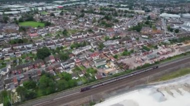 3 Ağustos 2023 'ün günbatımında Britanya Şehri' nin Yağmurlu Bulutlar Altında Hava Görüntüleri İngiltere 'nin Luton kentinde çekildi.