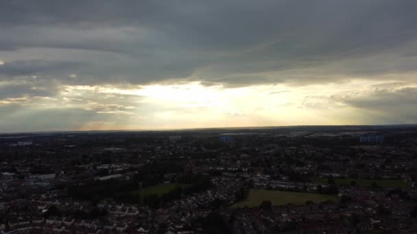 Luchtfoto Van British City Rainy Clouds Tijdens Zonsondergang Van Augustus — Stockvideo