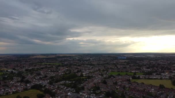 Imágenes Aéreas Ciudad Británica Bajo Nubes Lluviosas Durante Puesta Del — Vídeos de Stock