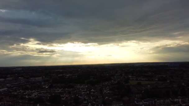 Letecké Záběry Britského Města Pod Deštivými Mraky Během Západu Slunce — Stock video