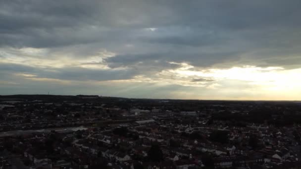 Imágenes Aéreas Ciudad Británica Bajo Nubes Lluviosas Durante Puesta Del — Vídeos de Stock