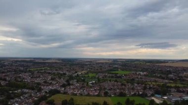 3 Ağustos 2023 'ün günbatımında Britanya Şehri' nin Yağmurlu Bulutlar Altında Hava Görüntüleri İngiltere 'nin Luton kentinde çekildi.