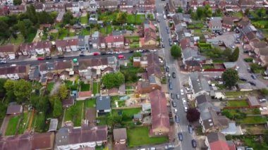 3 Ağustos 2023 'ün günbatımında Britanya Şehri' nin Yağmurlu Bulutlar Altında Hava Görüntüleri İngiltere 'nin Luton kentinde çekildi.