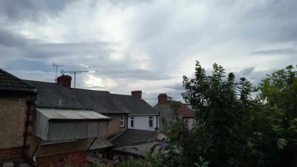 Luftaufnahme Der Britischen Stadt Unter Regnerischen Wolken Bei Sonnenuntergang August — Stockvideo