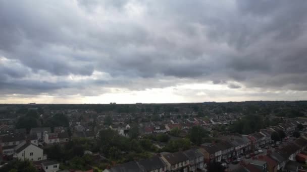 Воздушный След Британского Города Облаками Рейни Время Заката Августа 2023 — стоковое видео