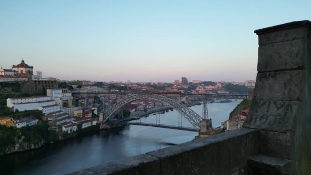 Hög Vinkel Över Historiska Porto City Portugal Från Porto River — Stockvideo