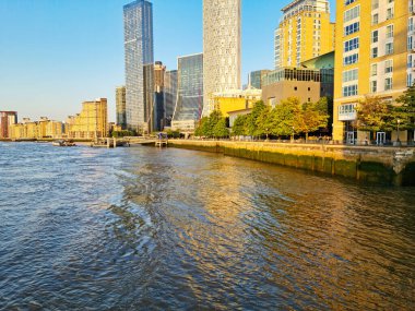 İngiltere 'nin orta Londra şehrindeki Canary Wharf binalarının düşük açılı görüntüsü. Görüntüler 8 Haziran 2023 'te berrak güneşli bir günde çekildi. Yüksek Çözünürlük 64 Mega Piksel Resmi