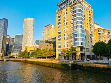 İngiltere 'nin orta Londra şehrindeki Canary Wharf binalarının düşük açılı görüntüsü. Görüntüler 8 Haziran 2023 'te berrak güneşli bir günde çekildi. Yüksek Çözünürlük 64 Mega Piksel Resmi