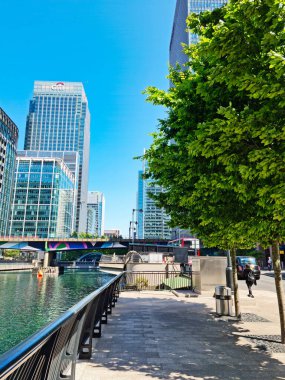 İngiltere 'nin orta Londra şehrindeki Canary Wharf binalarının düşük açılı görüntüsü. Görüntüler 8 Haziran 2023 'te berrak güneşli bir günde çekildi. Yüksek Çözünürlük 64 Mega Piksel Resmi