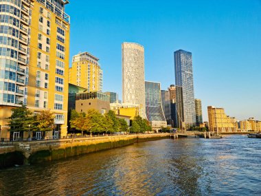 İngiltere 'nin orta Londra şehrindeki Canary Wharf binalarının düşük açılı görüntüsü. Görüntüler 8 Haziran 2023 'te berrak güneşli bir günde çekildi. Yüksek Çözünürlük 64 Mega Piksel Resmi