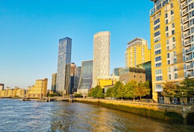 İngiltere 'nin orta Londra şehrindeki Canary Wharf binalarının düşük açılı görüntüsü. Görüntüler 8 Haziran 2023 'te berrak güneşli bir günde çekildi. Yüksek Çözünürlük 64 Mega Piksel Resmi