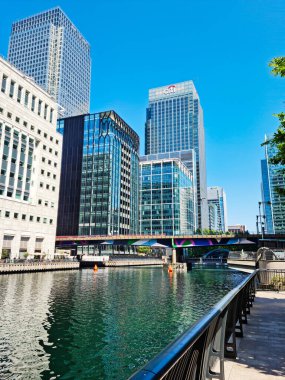 İngiltere 'nin orta Londra şehrindeki Canary Wharf binalarının düşük açılı görüntüsü. Görüntüler 8 Haziran 2023 'te berrak güneşli bir günde çekildi. Yüksek Çözünürlük 64 Mega Piksel Resmi