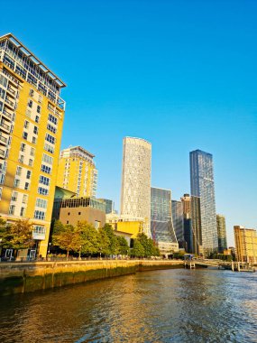 İngiltere 'nin orta Londra şehrindeki Canary Wharf binalarının düşük açılı görüntüsü. Görüntüler 8 Haziran 2023 'te berrak güneşli bir günde çekildi. Yüksek Çözünürlük 64 Mega Piksel Resmi