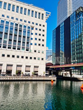 İngiltere 'nin orta Londra şehrindeki Canary Wharf binalarının düşük açılı görüntüsü. Görüntüler 8 Haziran 2023 'te berrak güneşli bir günde çekildi. Yüksek Çözünürlük 64 Mega Piksel Resmi