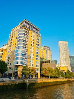 İngiltere 'nin orta Londra şehrindeki Canary Wharf binalarının düşük açılı görüntüsü. Görüntüler 8 Haziran 2023 'te berrak güneşli bir günde çekildi. Yüksek Çözünürlük 64 Mega Piksel Resmi