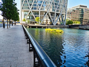 İngiltere 'nin orta Londra şehrindeki Canary Wharf binalarının düşük açılı görüntüsü. Görüntüler 8 Haziran 2023 'te berrak güneşli bir günde çekildi. Yüksek Çözünürlük 64 Mega Piksel Resmi