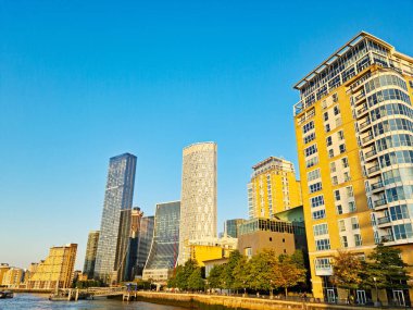 İngiltere 'nin orta Londra şehrindeki Canary Wharf binalarının düşük açılı görüntüsü. Görüntüler 8 Haziran 2023 'te berrak güneşli bir günde çekildi. Yüksek Çözünürlük 64 Mega Piksel Resmi