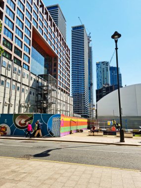 İngiltere 'nin orta Londra şehrindeki Canary Wharf binalarının düşük açılı görüntüsü. Görüntüler 8 Haziran 2023 'te berrak güneşli bir günde çekildi. Yüksek Çözünürlük 64 Mega Piksel Resmi