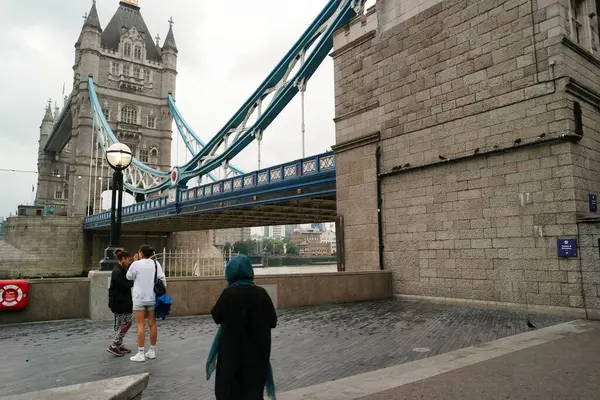 Najpiękniejszy Obraz Ludzi Cieszą Zwiedzanie London Bridge Tamizy Najbardziej Atrakcyjna — Zdjęcie stockowe