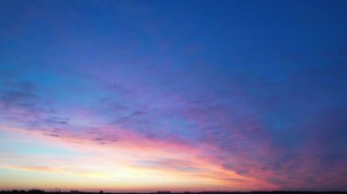 İngiltere 'nin İngiltere şehrinin üzerinde Orange ve Purple Clouds ile En Güzel ve Renkli Gökyüzünün Yüksek Açılı Görüntüleri. Luton, İngiltere Büyük Britanya, İngiltere. Görüntü 8 Ağustos 2023 'te kaydedildi.