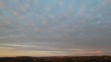 İngiltere 'nin İngiltere şehrinin üzerinde Orange ve Purple Clouds ile En Güzel ve Renkli Gökyüzünün Yüksek Açılı Görüntüleri. Luton, İngiltere Büyük Britanya, İngiltere. Görüntü 8 Ağustos 2023 'te kaydedildi.