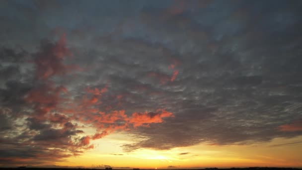 Высокий Англосаксонский След Мбаппе Хмурое Небо Оранжевыми Фиолетовыми Облаками Над — стоковое видео